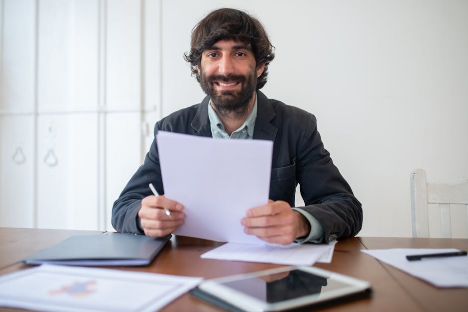 Asesor revisando una carpeta documental en una oficina cálida